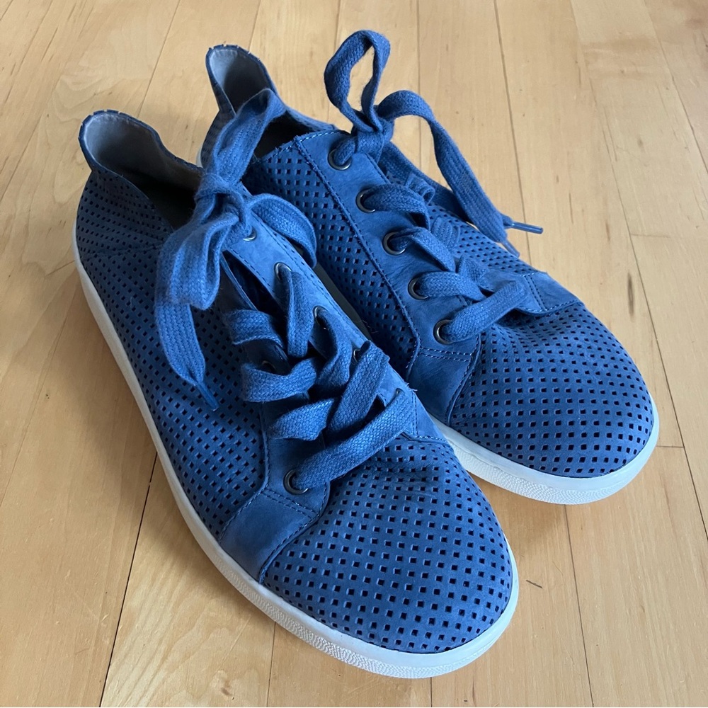 Eileen Fisher Clifton perforated leather sneakers navy size 9.5